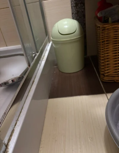 Brudna podłoga w łazience